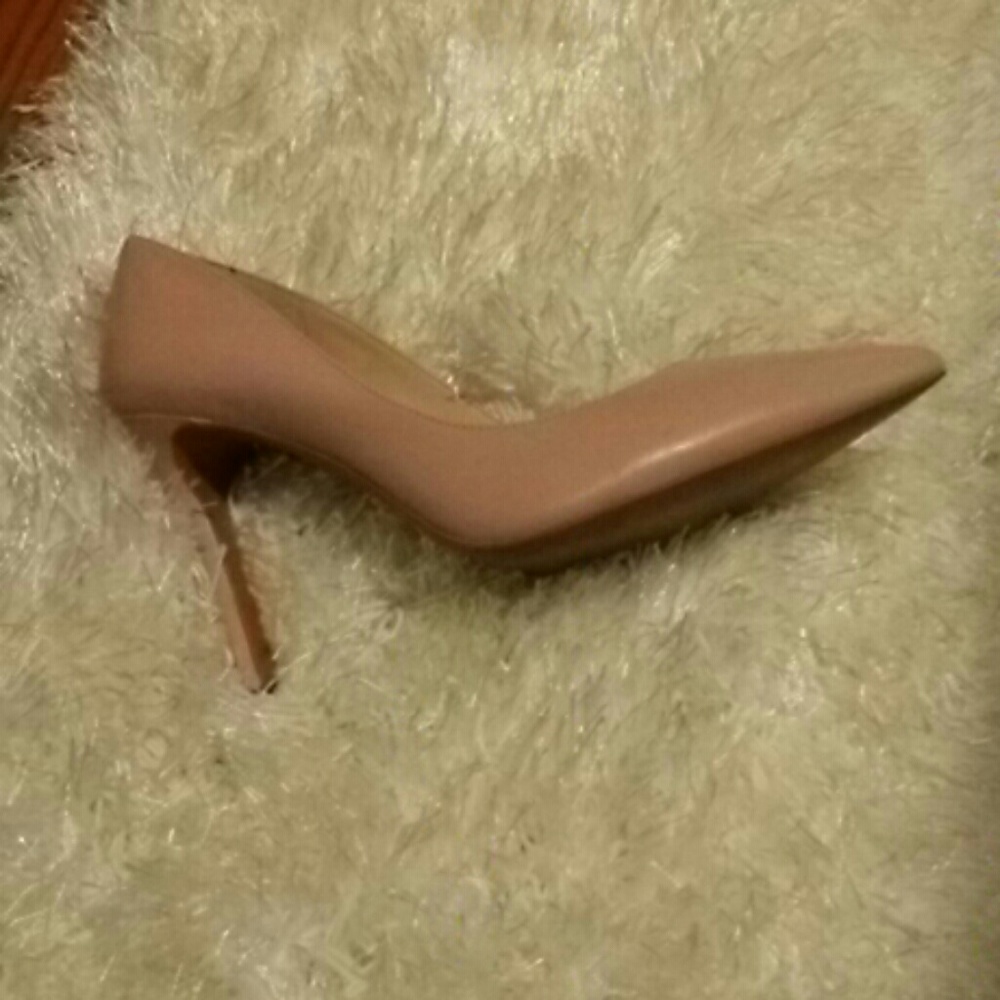 BCBG pumps